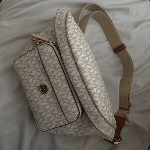 MK Maisie Large Logo 2-in-1 Sling Pack